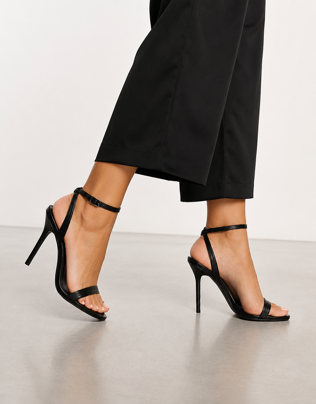 EleganteschwarzeHighHeelRiemchensandalettenfurDamenmitoffenemZehenbereich