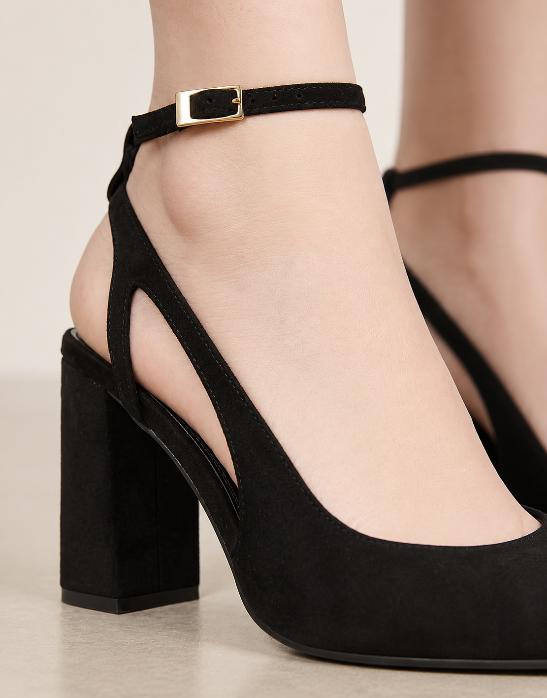 Schwarze Blockabsatz Pumps für Damen Detailansicht des Absatzes