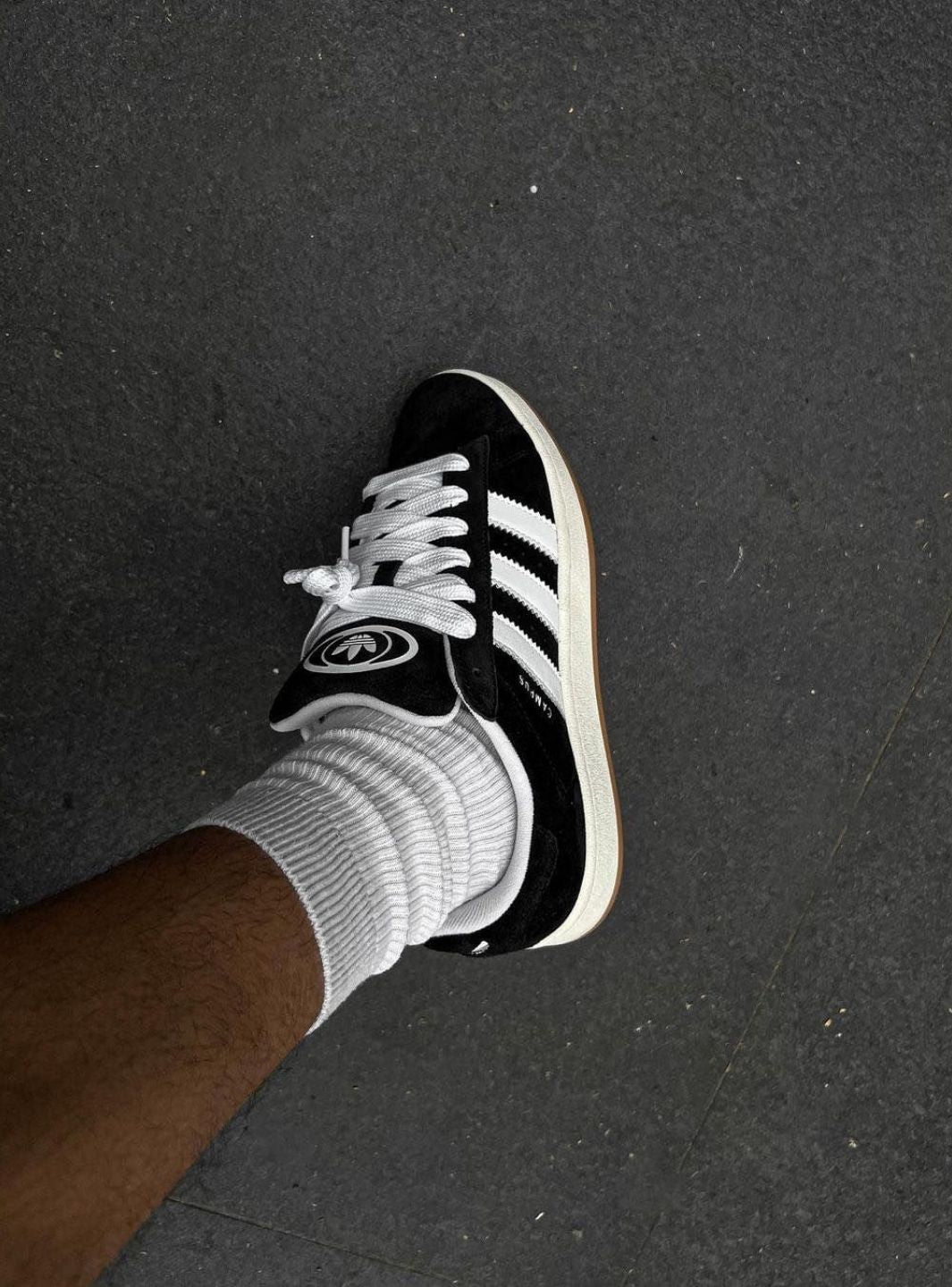 Adidas Campus 00s Sneakers in Schwarz, inspiriert vom Skate-Stil der 2000er Jahre. 4