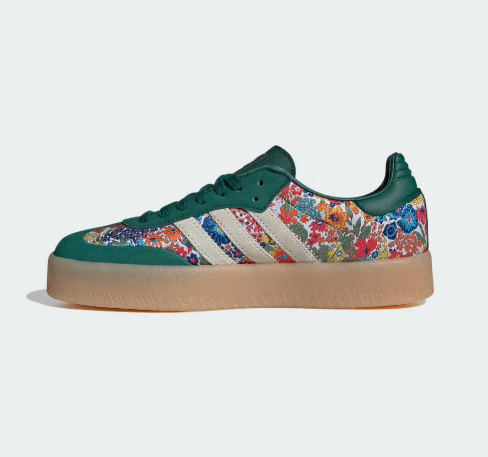 Adidas x Liberty London Sambae Sneakers in Kollektion Grün mit floralen Akzenten. 5