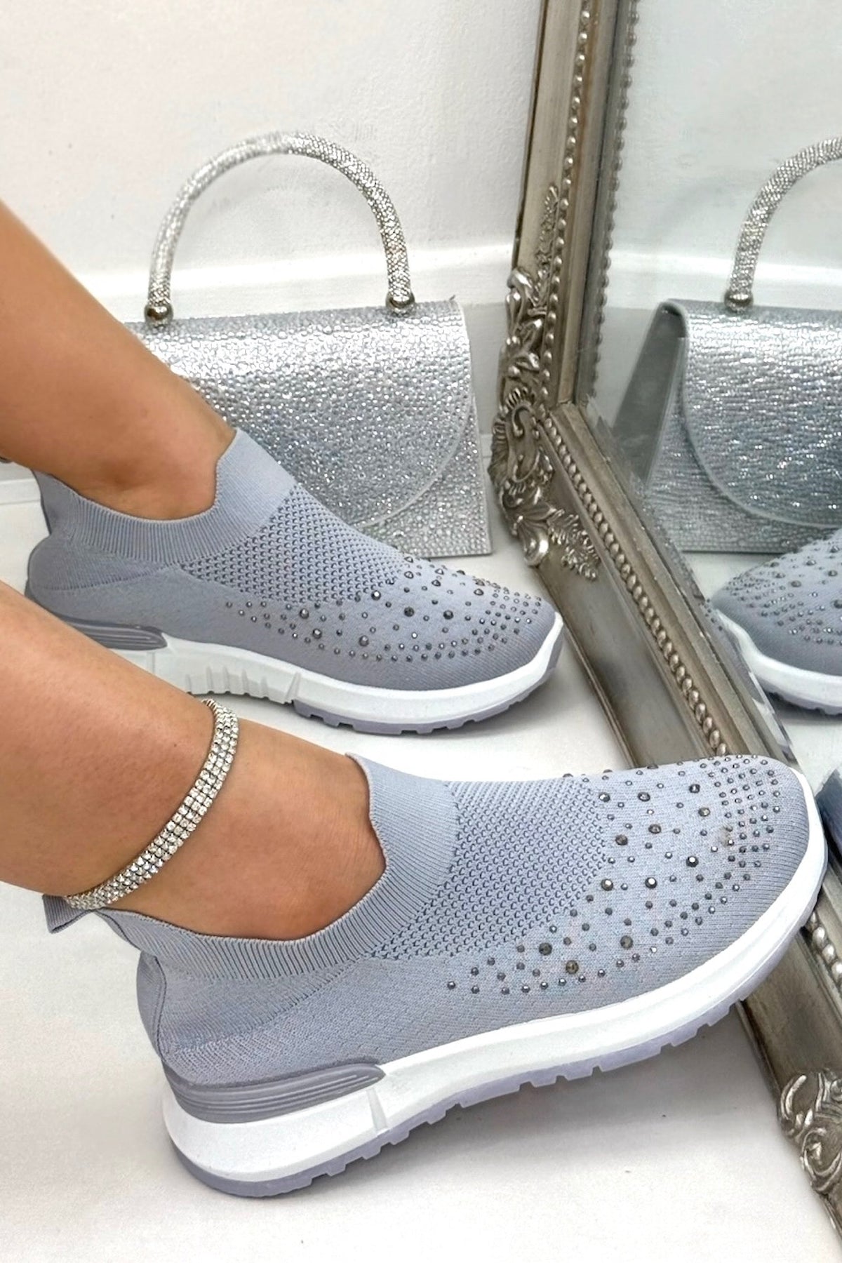 Stretchsocken-Sneaker Grau mit Kristallakzenten