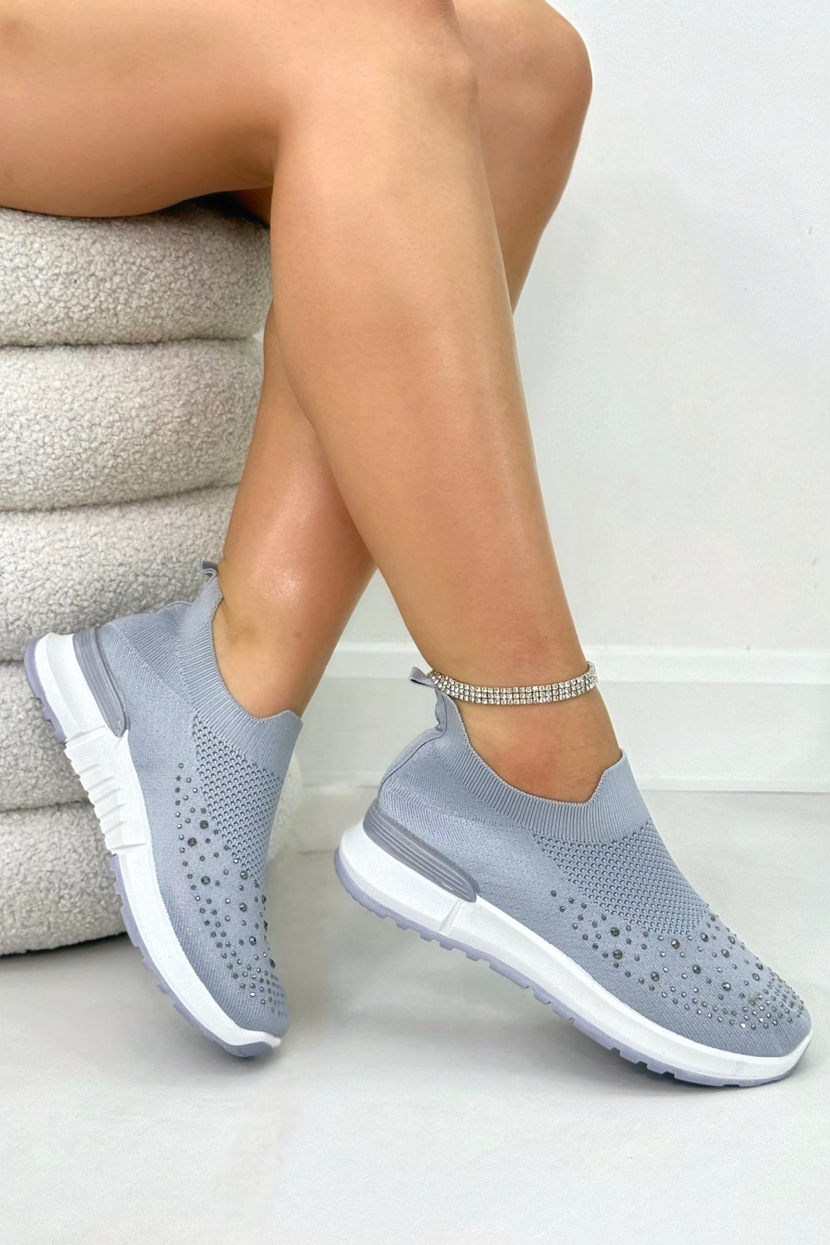 Stretchsocken-Sneaker Grau mit Kristallakzenten 2