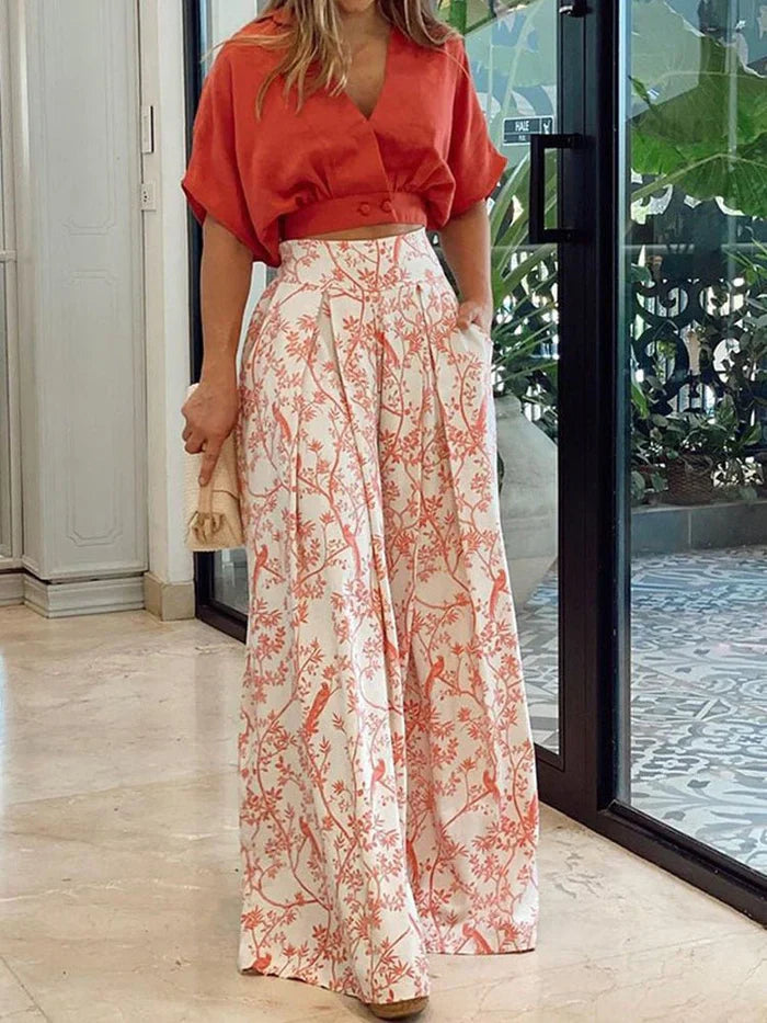 Elegantes florales Set für Frauen mit Wickeloberteil und Weitbein-Hosen.