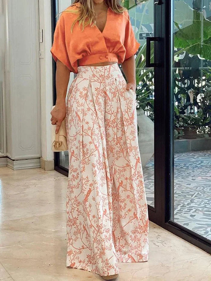 Elegantes florales Set für Frauen mit Wickeloberteil und Weitbein-Hosen. 3