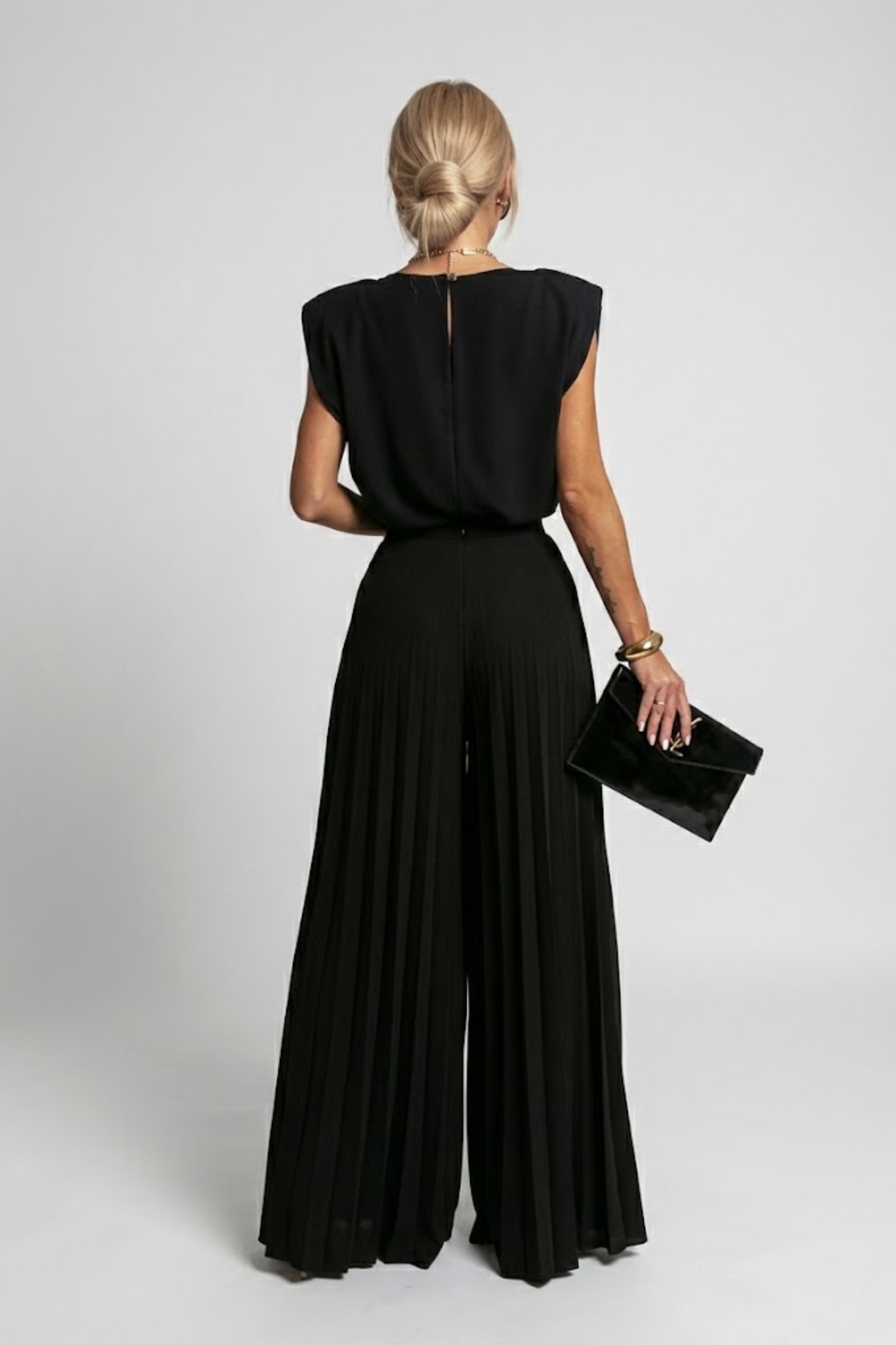 Elegantes gefaltetes Set für Frauen in Schwarz, perfekt für jeden Anlass. 3