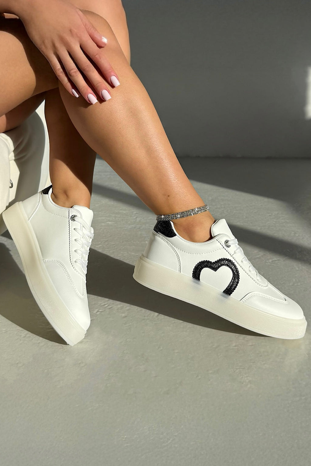 Damen Herz-Sneaker in Weiß mit Kristallverzierung