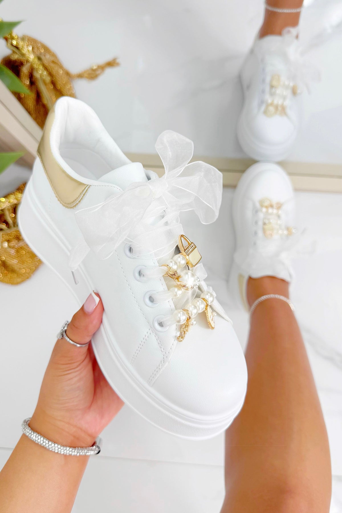 Elegante Sneaker mit Perlen und Charms in Weiß 4