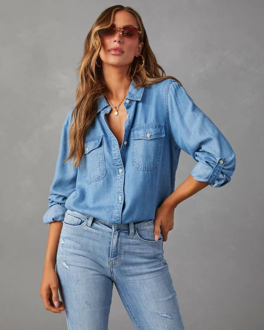 Bequemes lässiges Denim Hemd für Frauen in Blau.