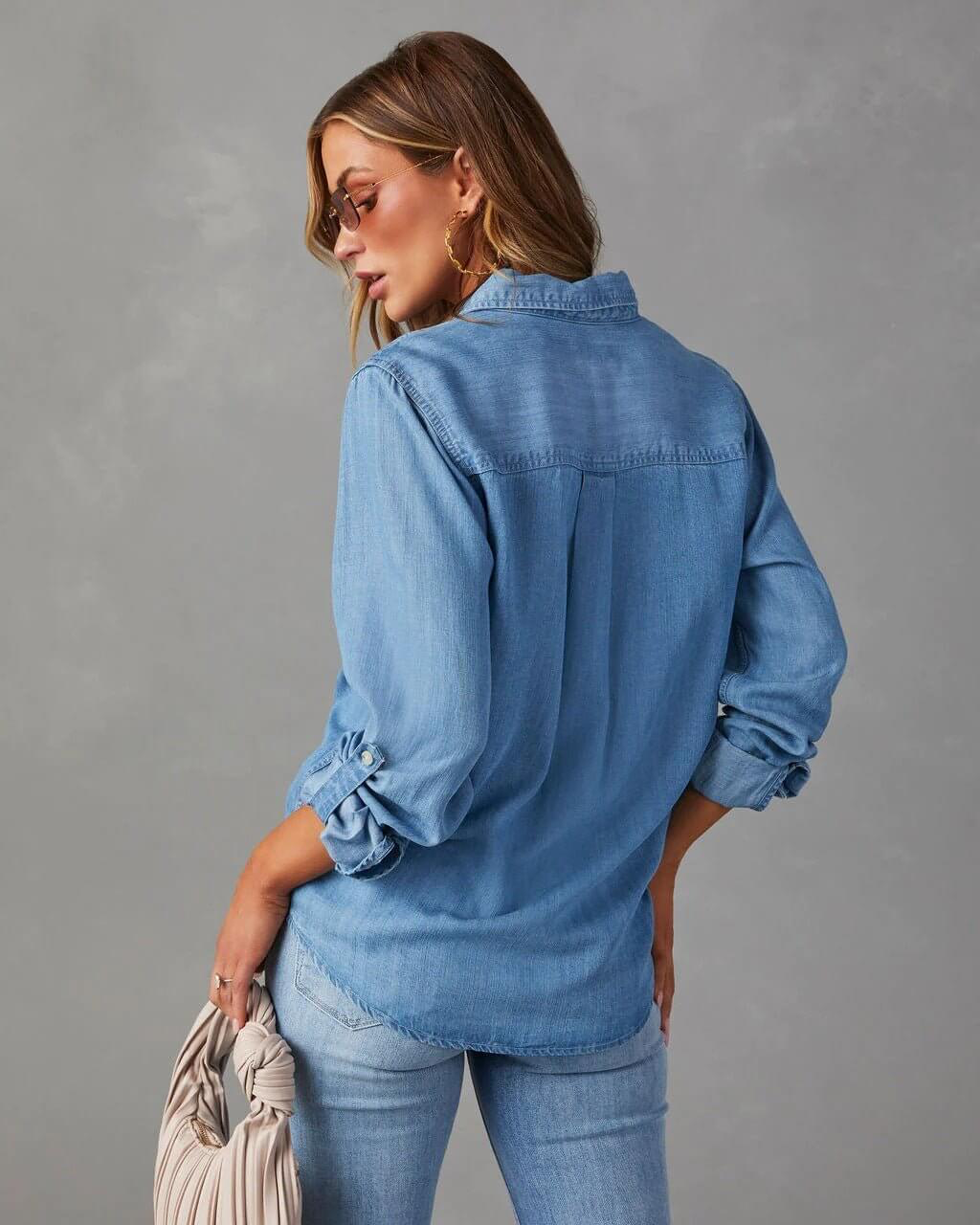 Bequemes lässiges Denim Hemd für Frauen in Blau. 2