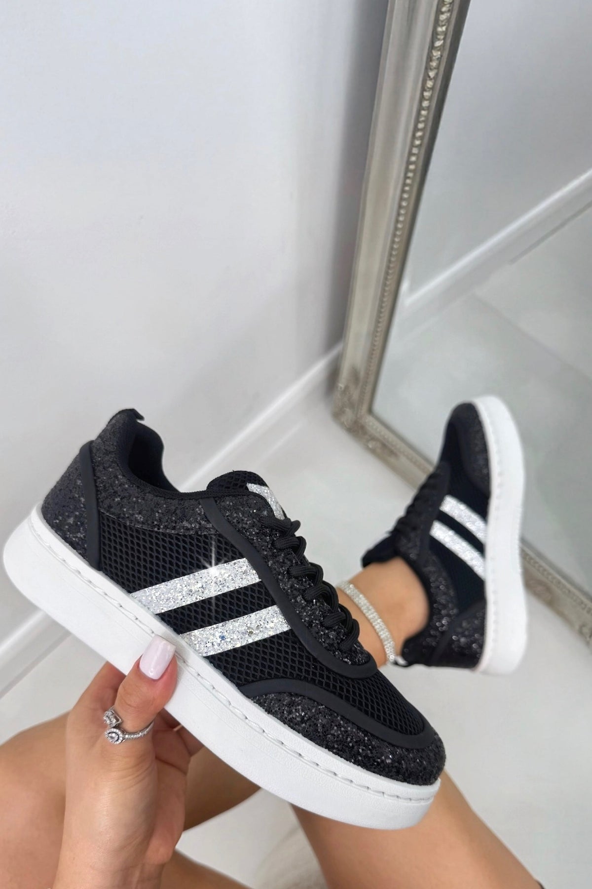 Damen Sneaker Schwarz mit Glitzerstreifen 2
