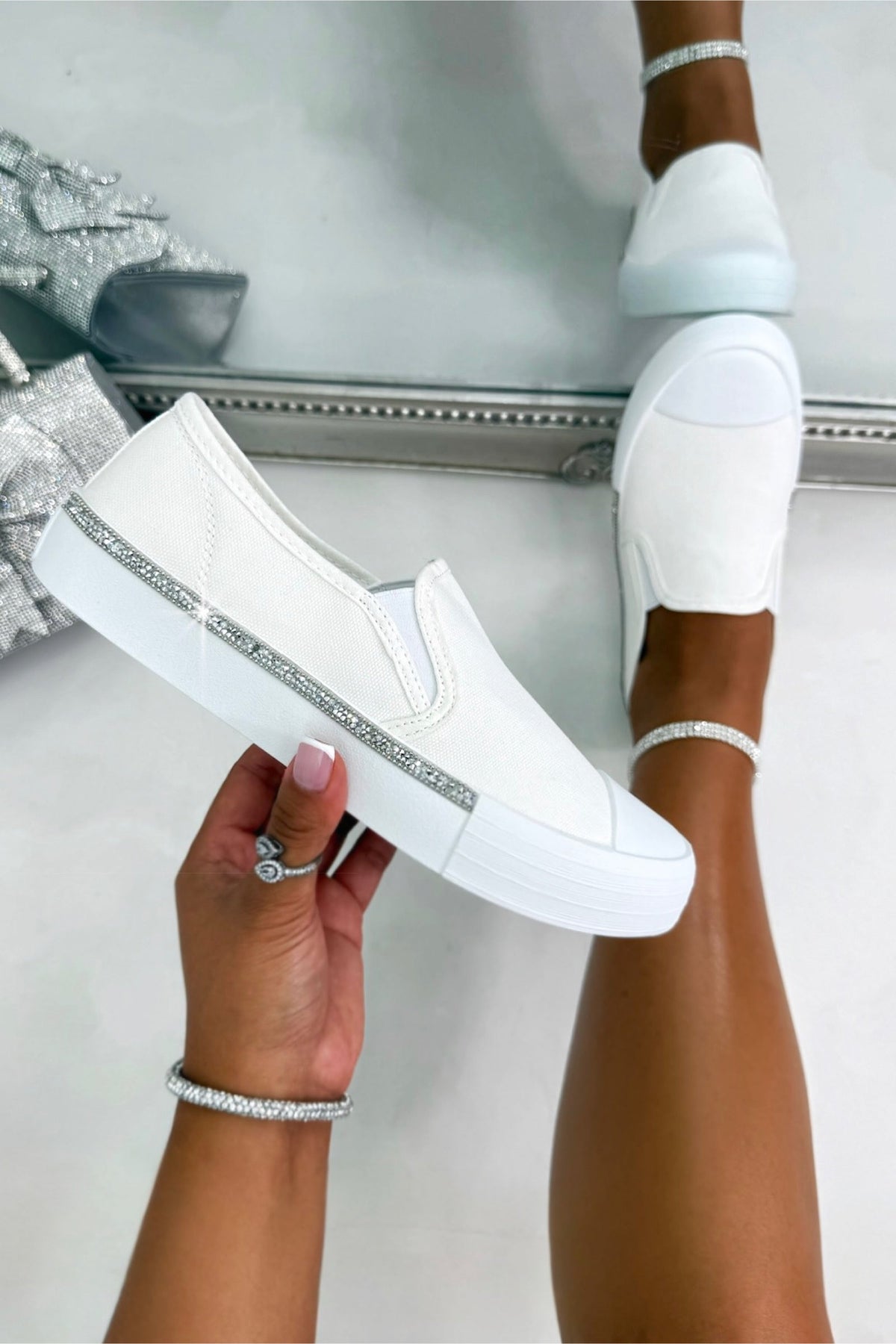 Slip-On-Sneaker Weiß mit Kristallbesatz