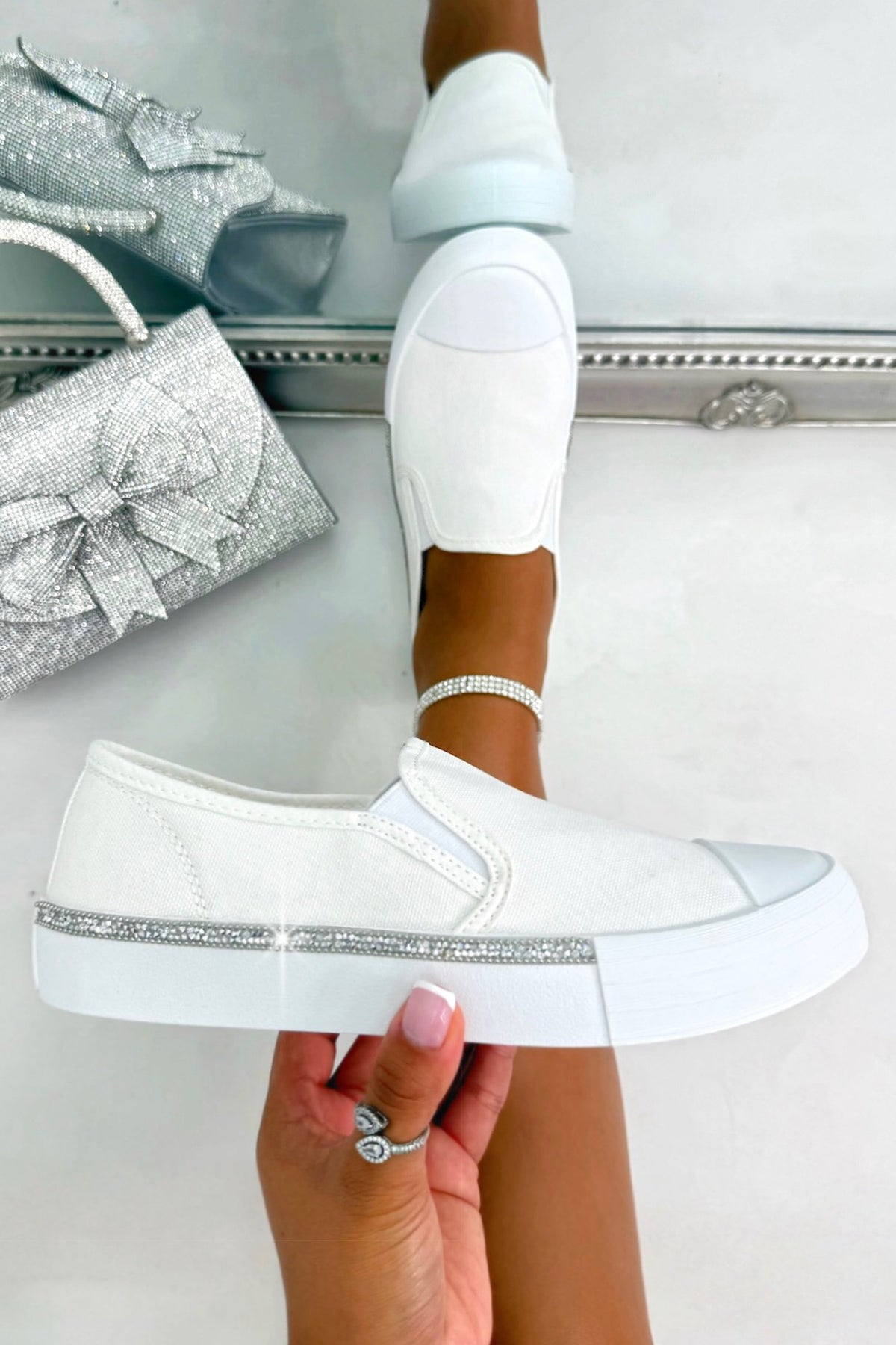 Slip-On-Sneaker Weiß mit Kristallbesatz 2