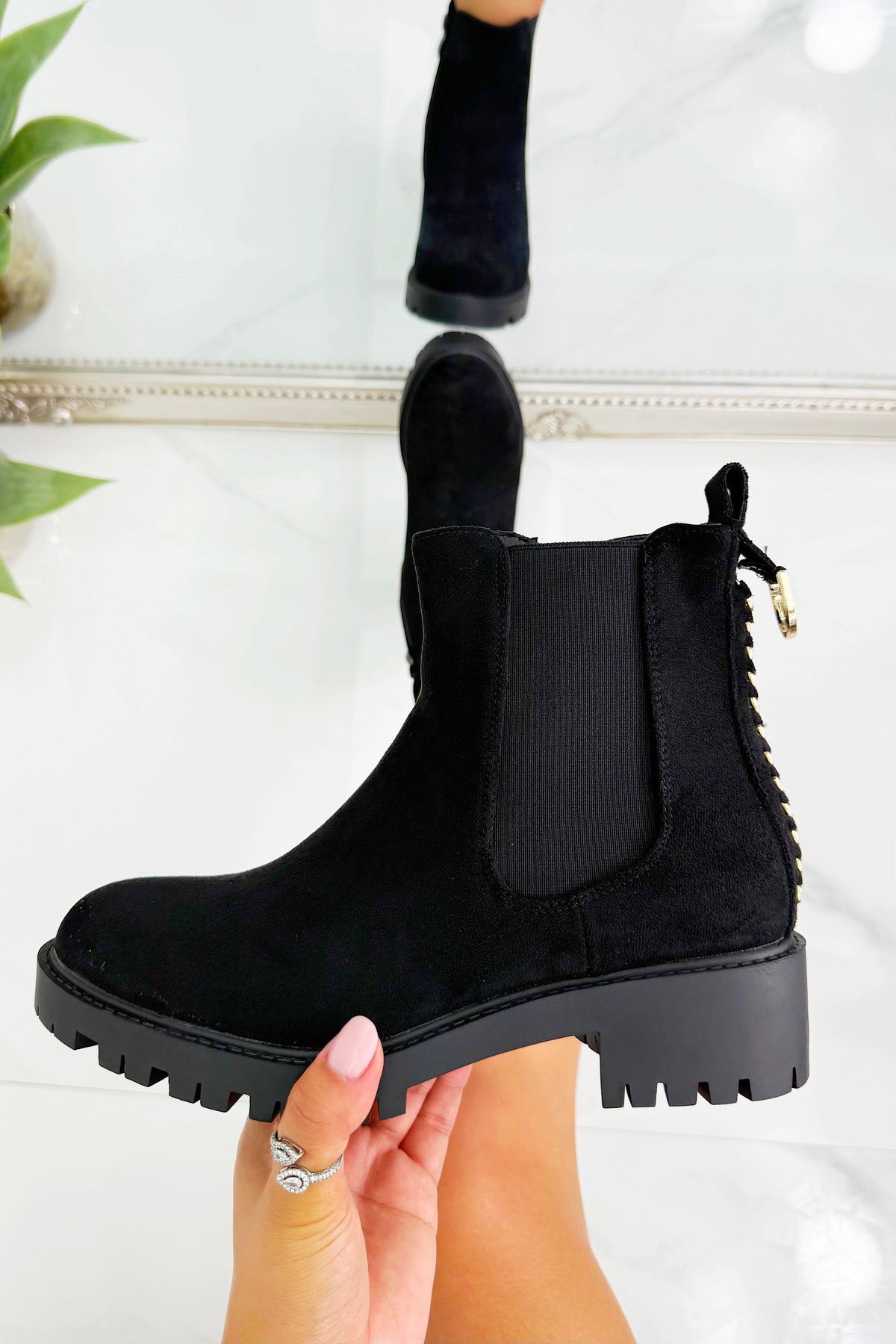 Glitzernde Chainstorm Stiefel in Schwarz mit Ketten-Schnürung 4