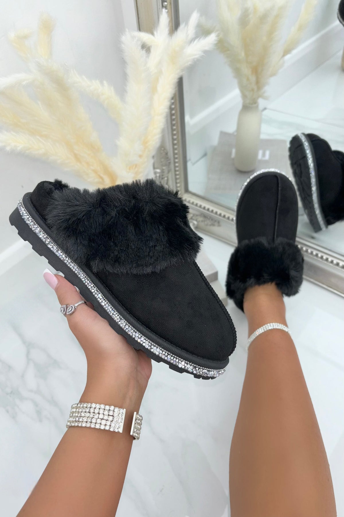 Glitzernde Deluxe Snugg Hausschuhe in Schwarz mit Kunstfellbesatz.