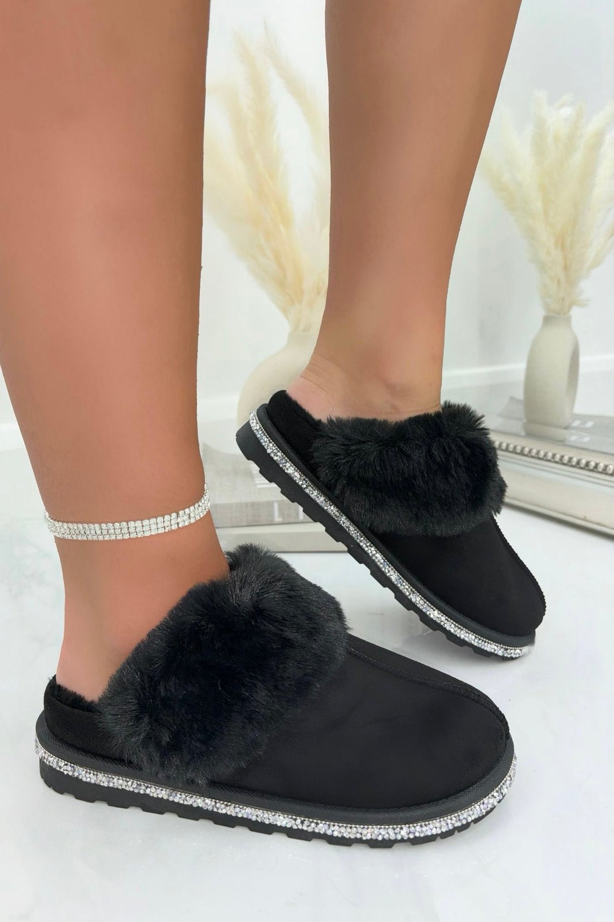 Glitzernde Deluxe Snugg Hausschuhe in Schwarz mit Kunstfellbesatz. 2