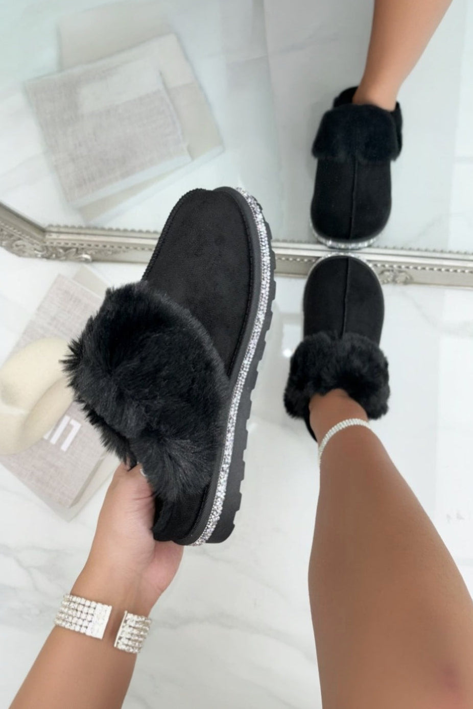 Glitzernde Deluxe Snugg Hausschuhe in Schwarz mit Kunstfellbesatz. 3