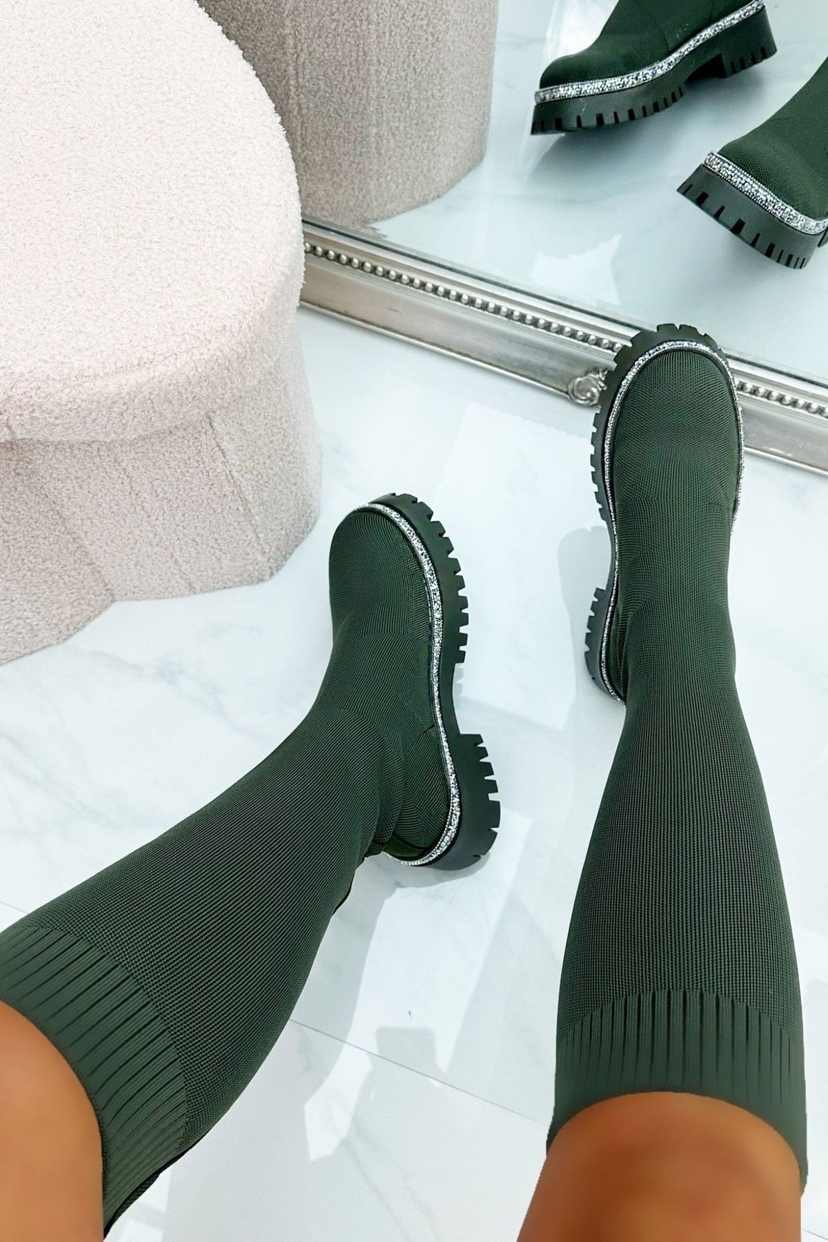 Glitzernde knöchelhohe Sockenschuhe in Khaki für stilvolle Herbsttage.