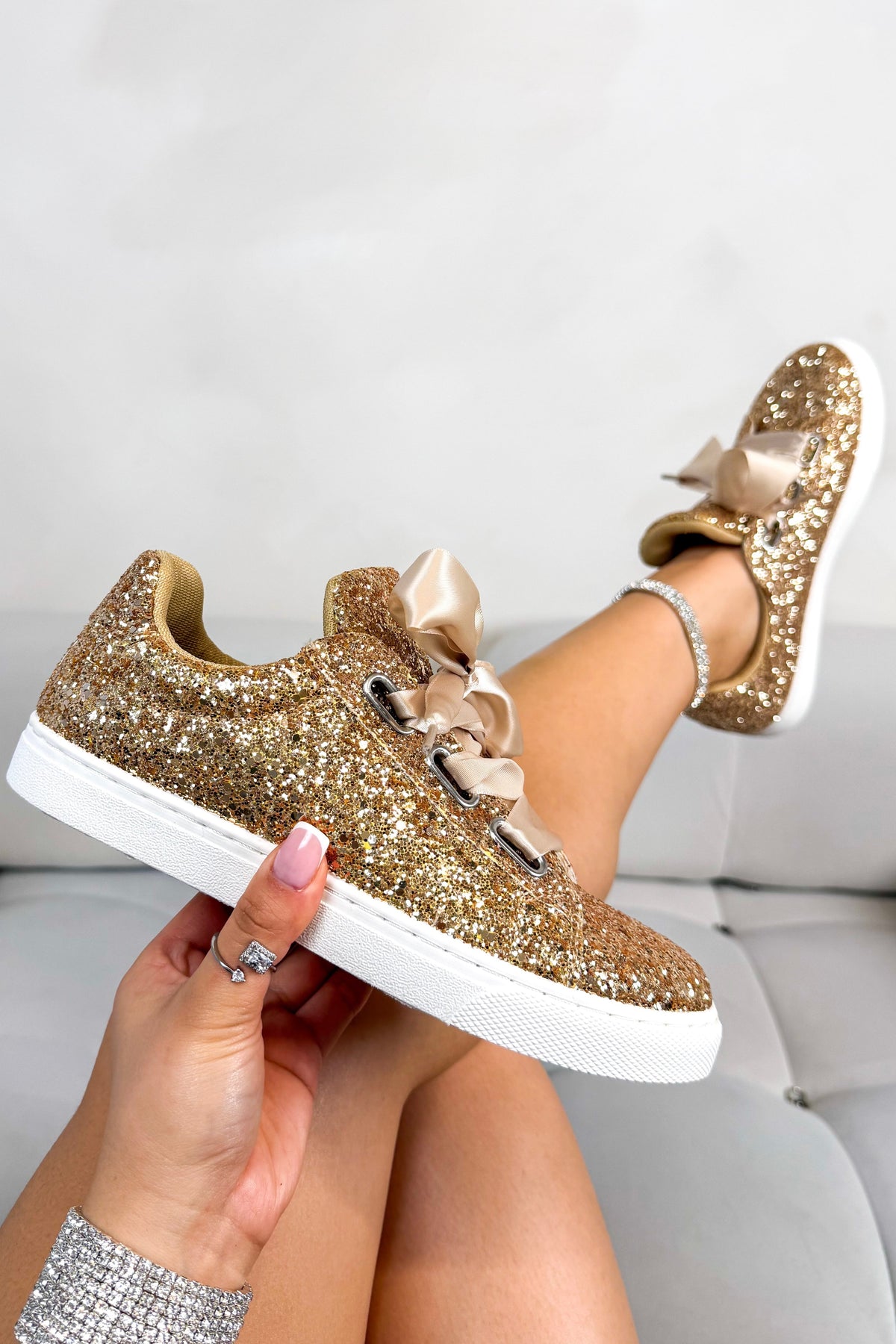 Glitzernde Schnürschuhe in Gold für Damen