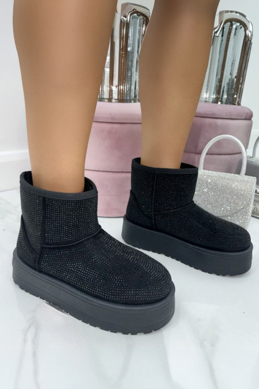 Glitzernde Strass Snugg Mini Boots in Schwarz 2