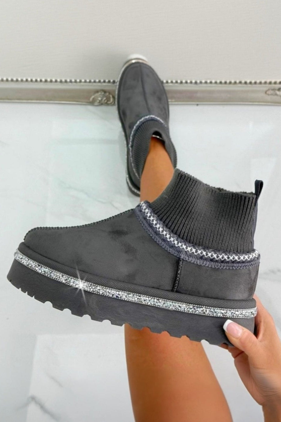 Glitzernde Stretch Sock Warmer Mini Snugg Slipper Boots in Grau 5
