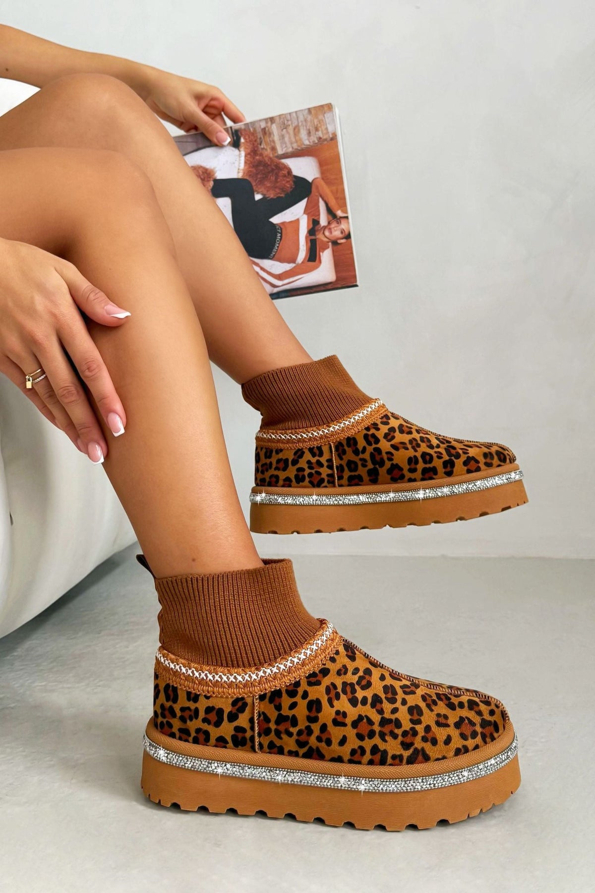 Glitzernde Stretch Sock Warmer Mini Snugg Slipper Boots in Leopardenmuster