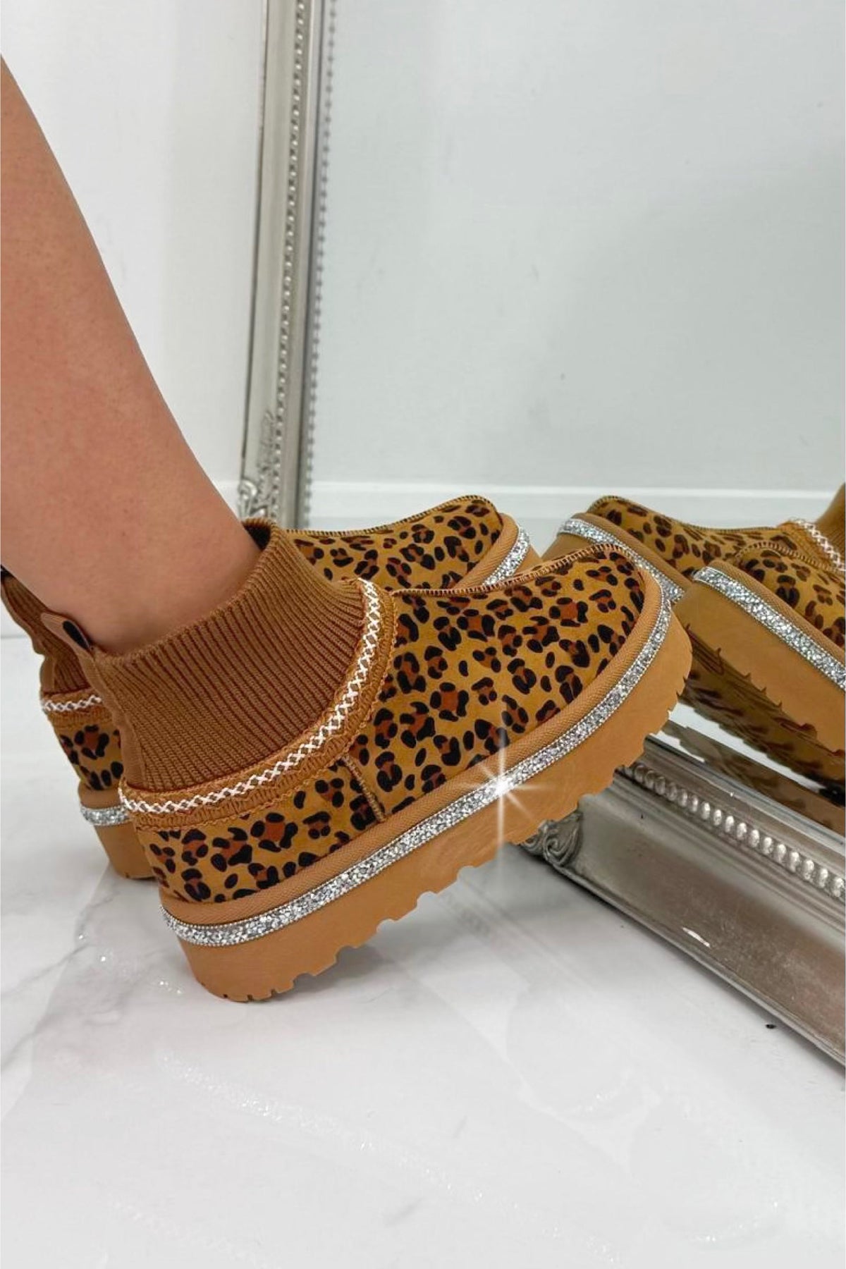 Glitzernde Stretch Sock Warmer Mini Snugg Slipper Boots in Leopardenmuster 2