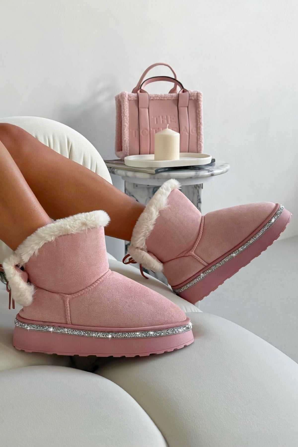 Kristall Faux Fur Schleife Snugg Boots in Rosa für gemütlichen Winterkomfort.