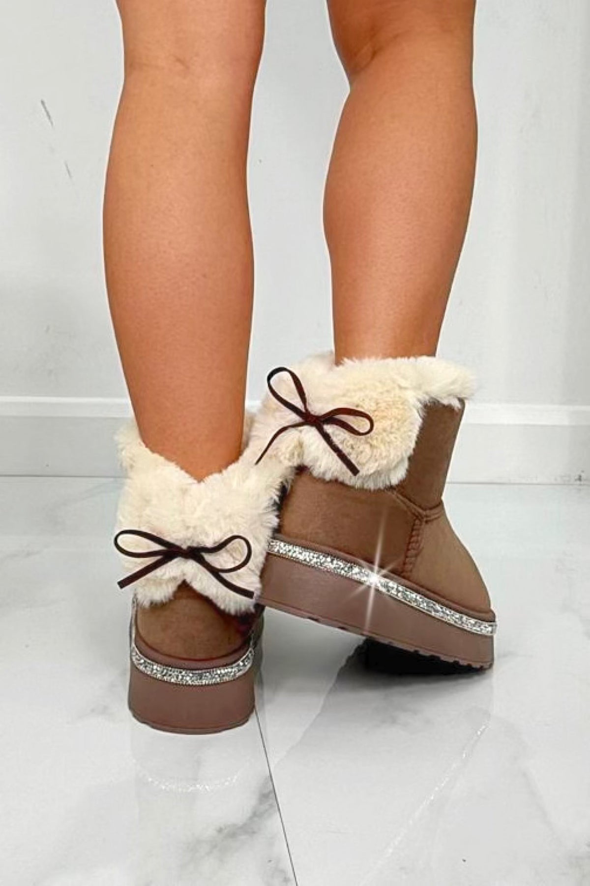 Kristall Faux Fur Schleifen Snugg Boots in Braun für gemütlichen Winterkomfort. 2