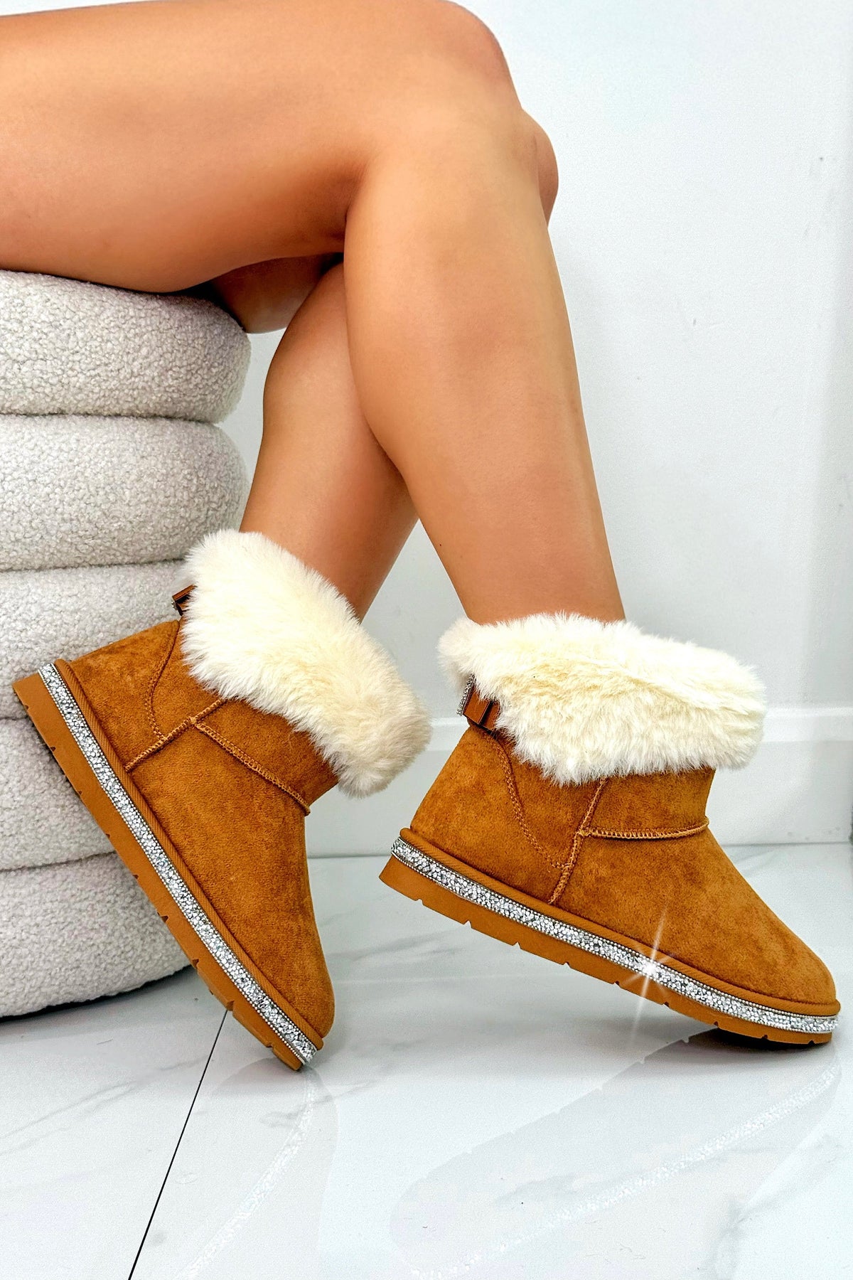 Gemütliche Kristall Faux Wildleder Snuggle Cloud Cuff Fleece Boots in Camel 2