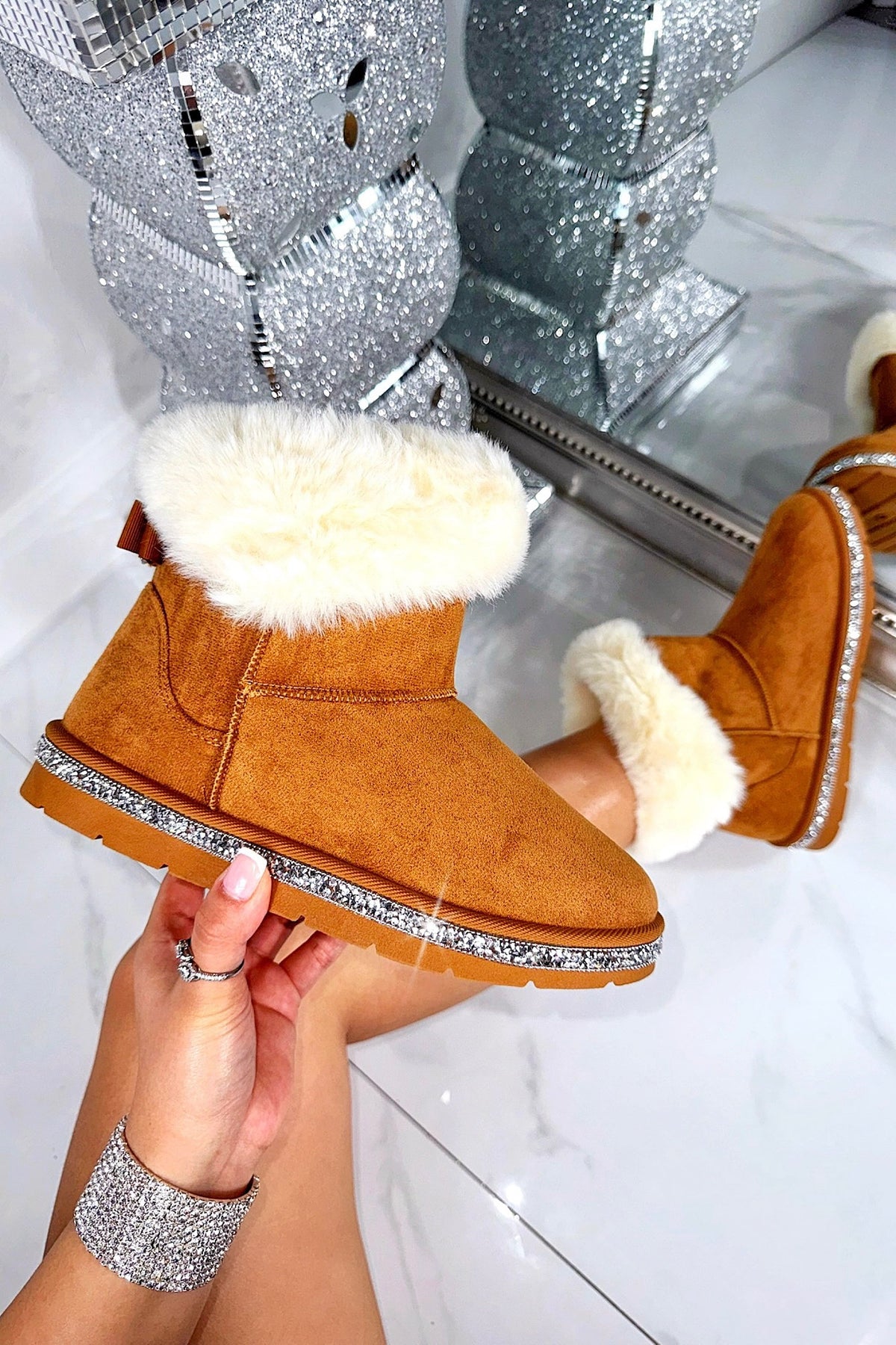Gemütliche Kristall Faux Wildleder Snuggle Cloud Cuff Fleece Boots in Camel 3