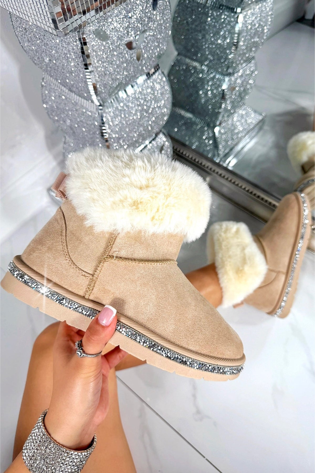 Gemütliche Kristall Faux Wildleder Snuggle Cloud Cuff Fleece Boots in Nude. 2