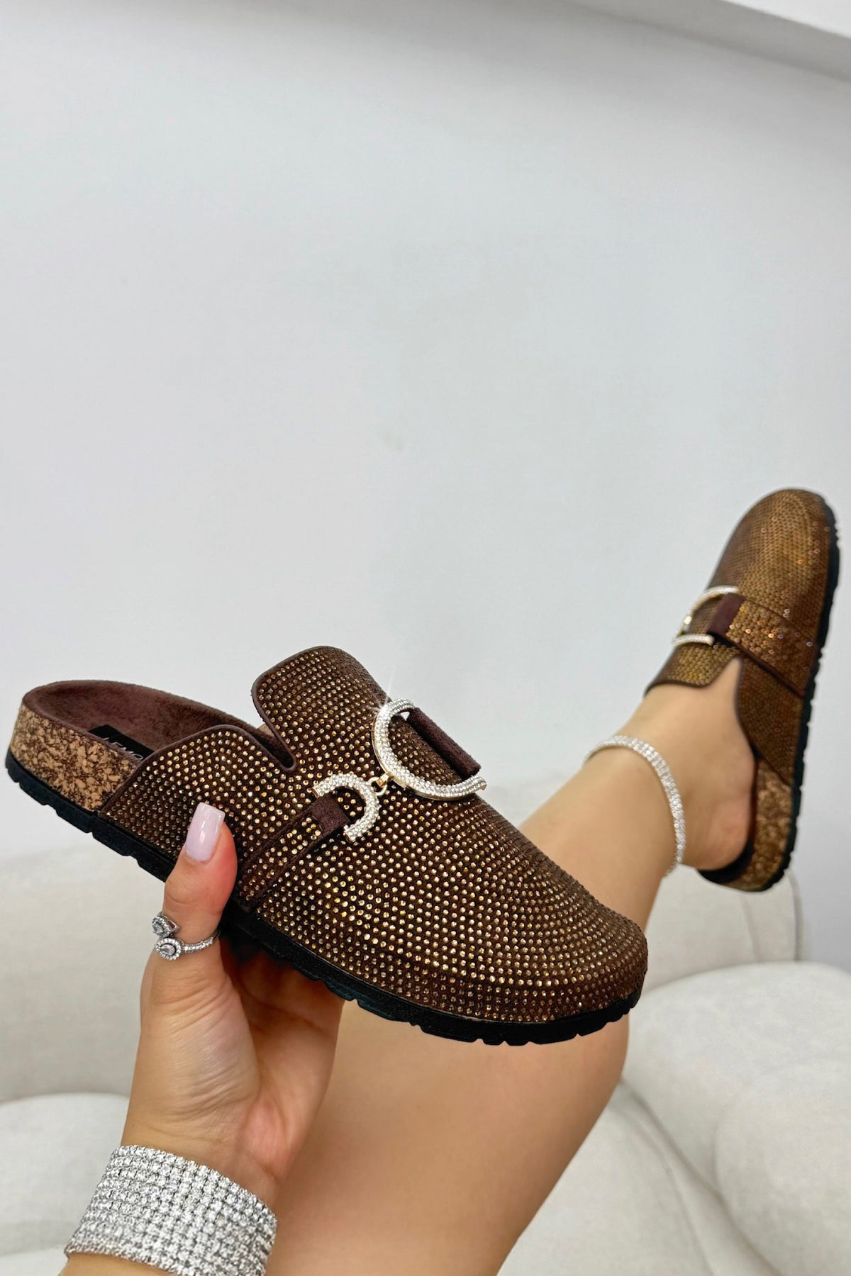 Glamouröse Kristall Slip-On Clogs aus Wildleder in Braun 2