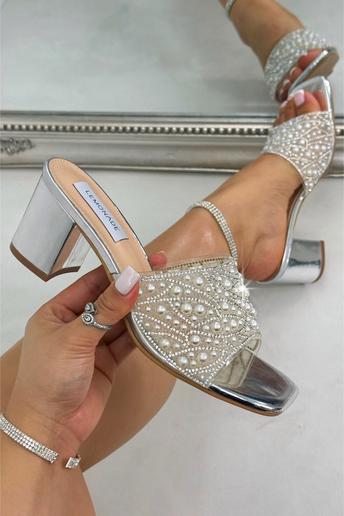 Kristall Perle Luxe Block Mule Heels in Silber für elegante Anlässe. 2