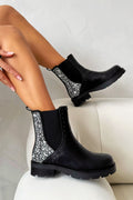 Elegante schwarze Chelsea Stiefel mit Kristallrücken.
