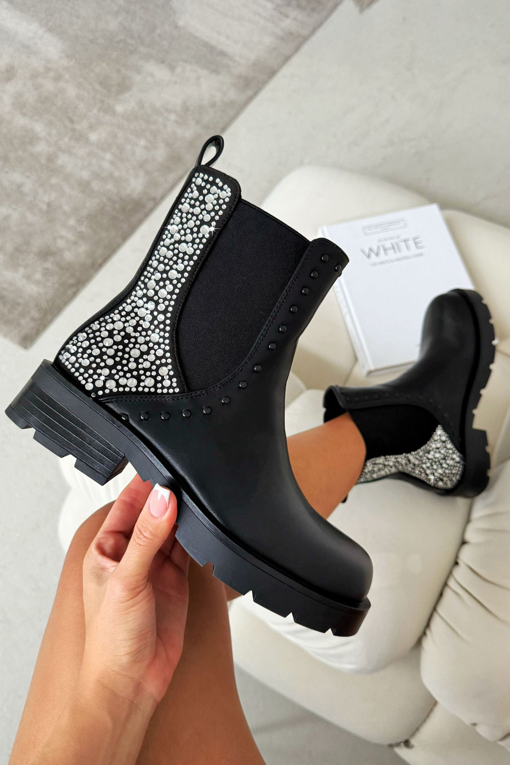 Elegante schwarze Chelsea Stiefel mit Kristallrücken. 2