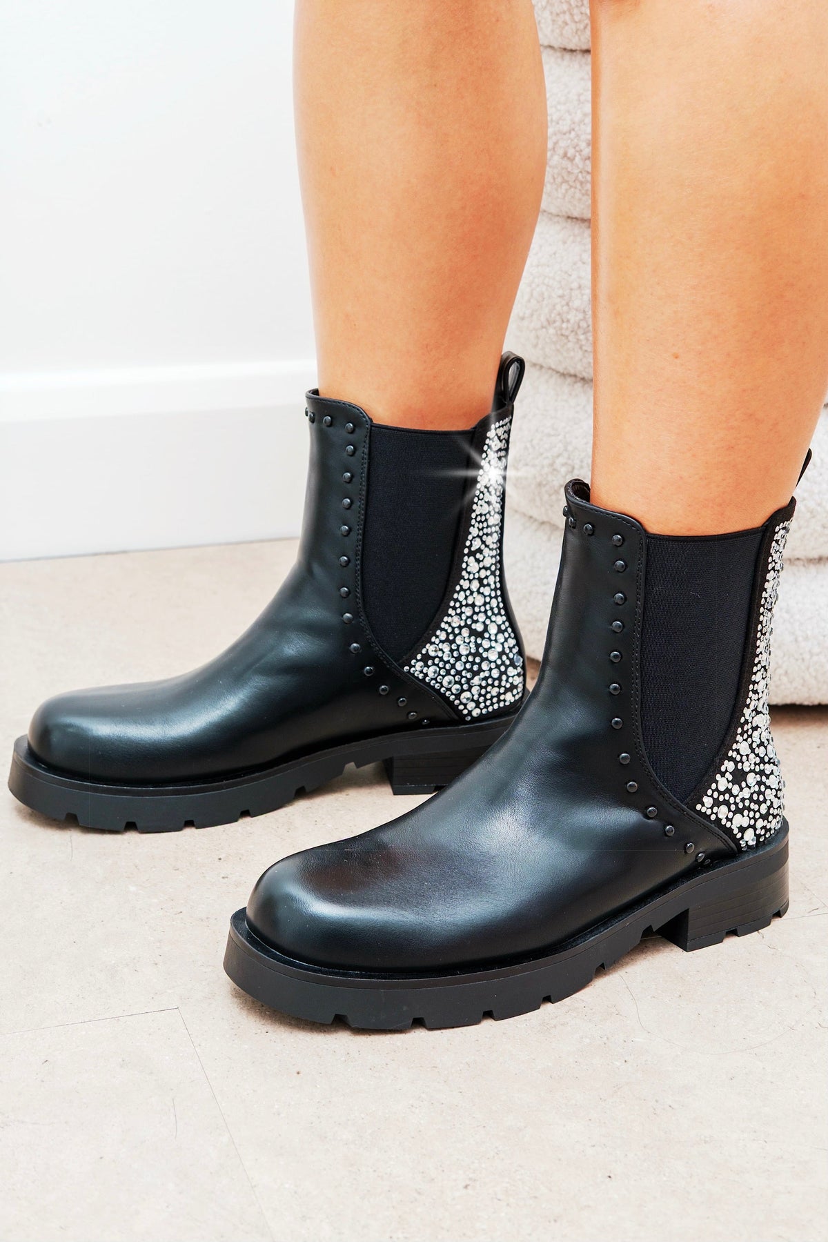 Elegante schwarze Chelsea Stiefel mit Kristallrücken. 5