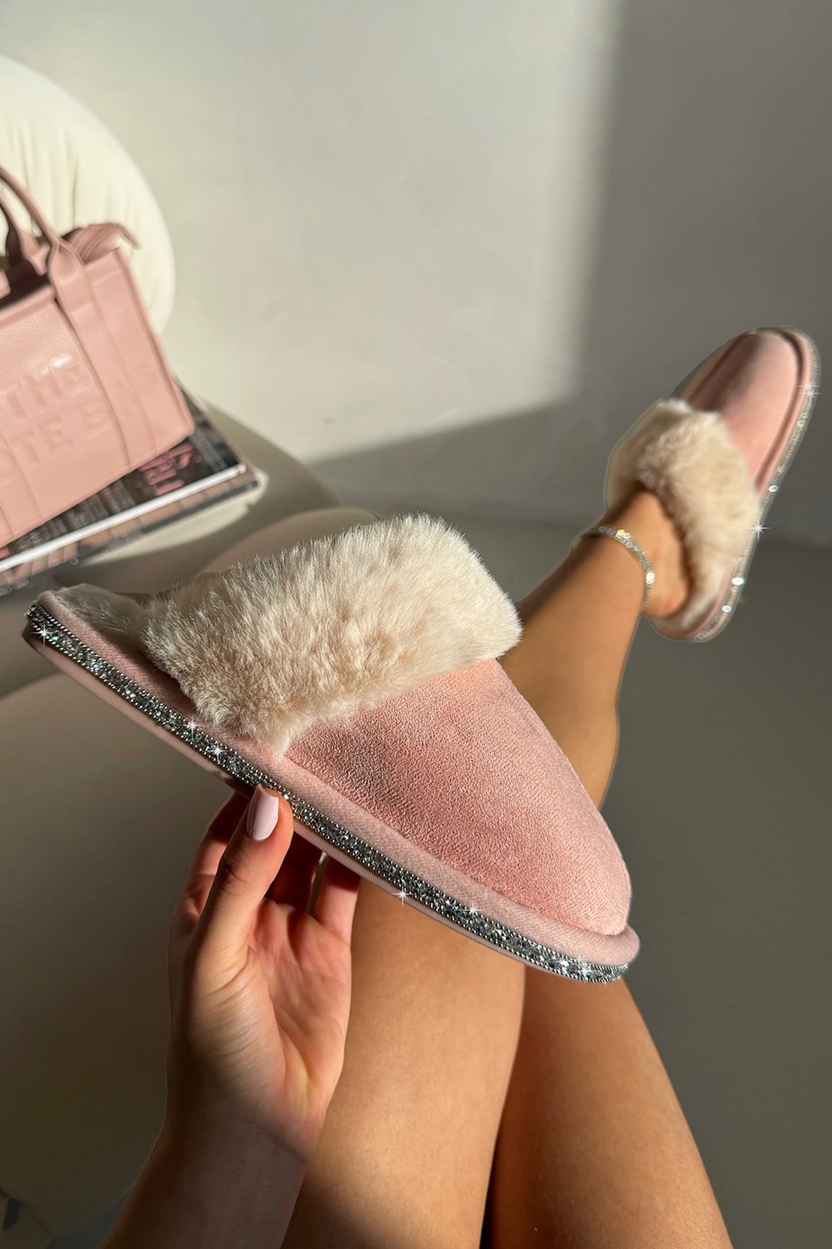 Gemütliche rosa Hausschuhe mit Kristallbesatz für Frauen.