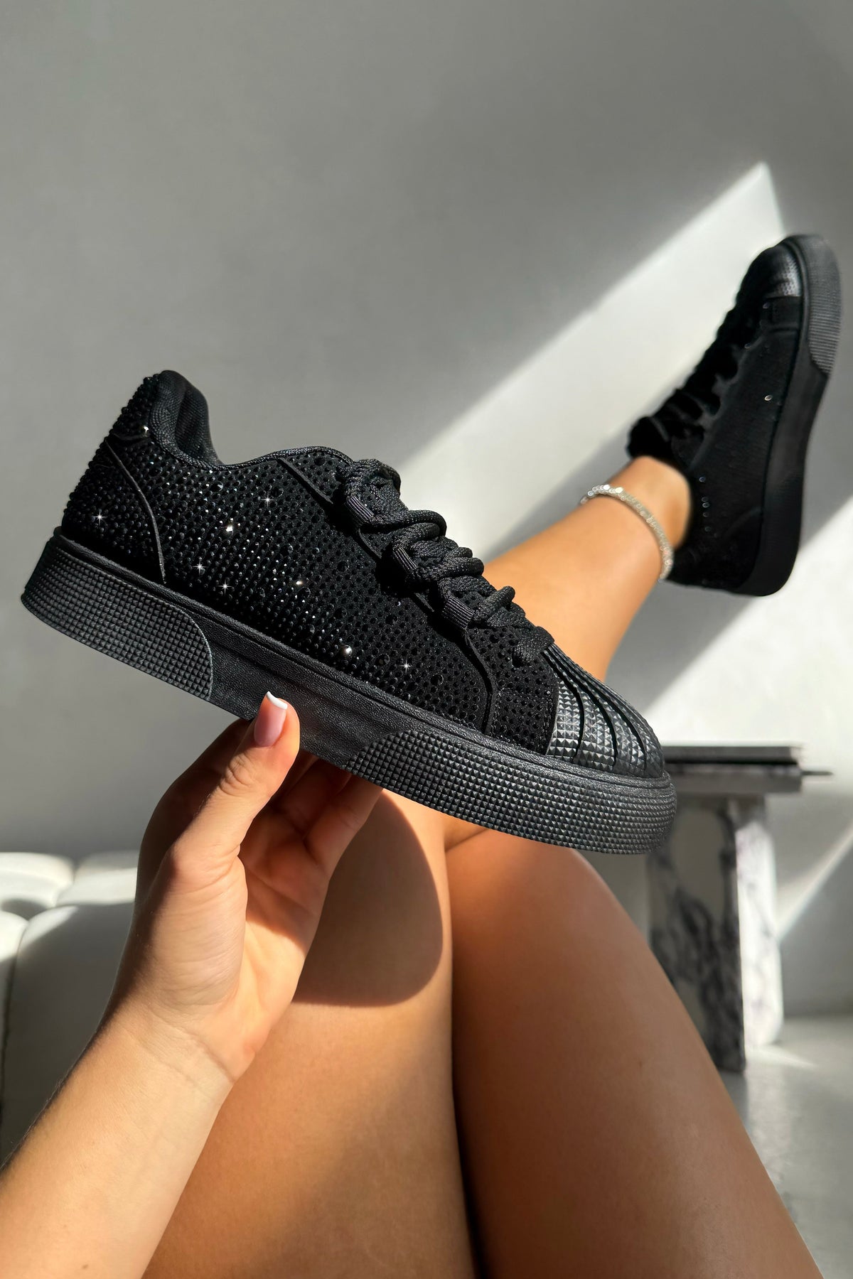 Kristallverzierte schwarze Schnürtrainer für Damen