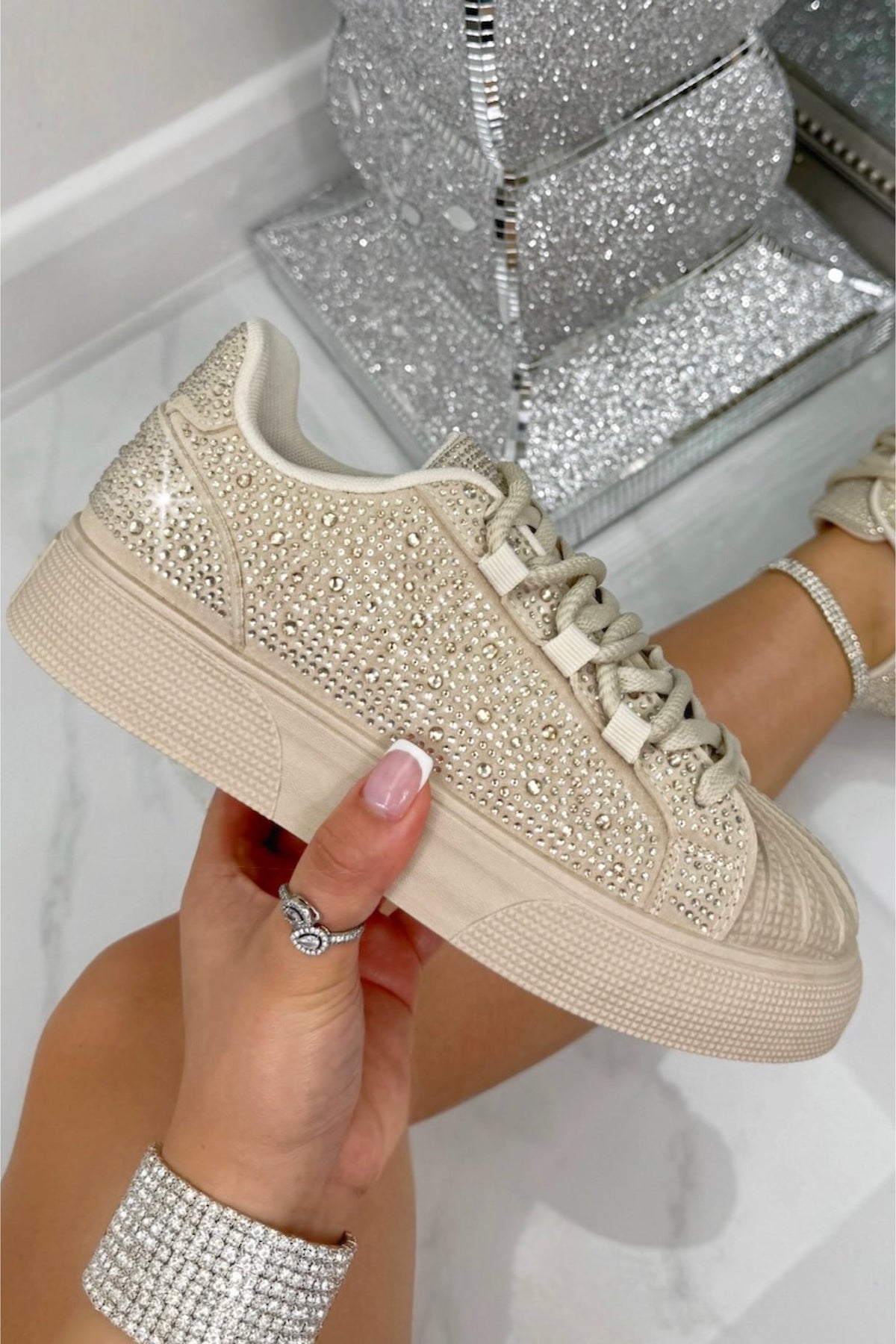 Schnürtrainer Beige mit Kristallverzierung 2