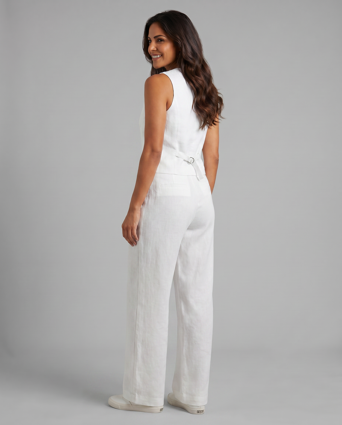 Elegantes Leinen Co-Ord Set für Frauen mit Weste und weit geschnittenen Hosen. 11