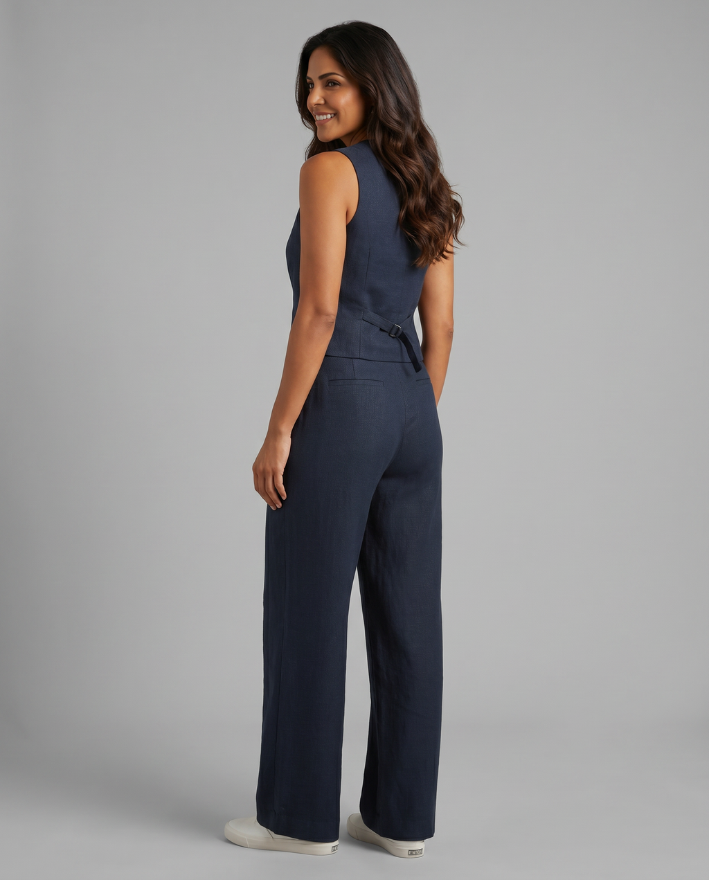 Elegantes Leinen Co-Ord Set für Frauen mit Weste und weit geschnittenen Hosen. 3