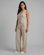 Elegantes Leinen Co-Ord Set für Frauen mit Weste und weit geschnittenen Hosen. 9