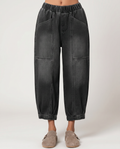 Bequeme schwarze Tapered Jeans mit elastischem Bund für Damen.