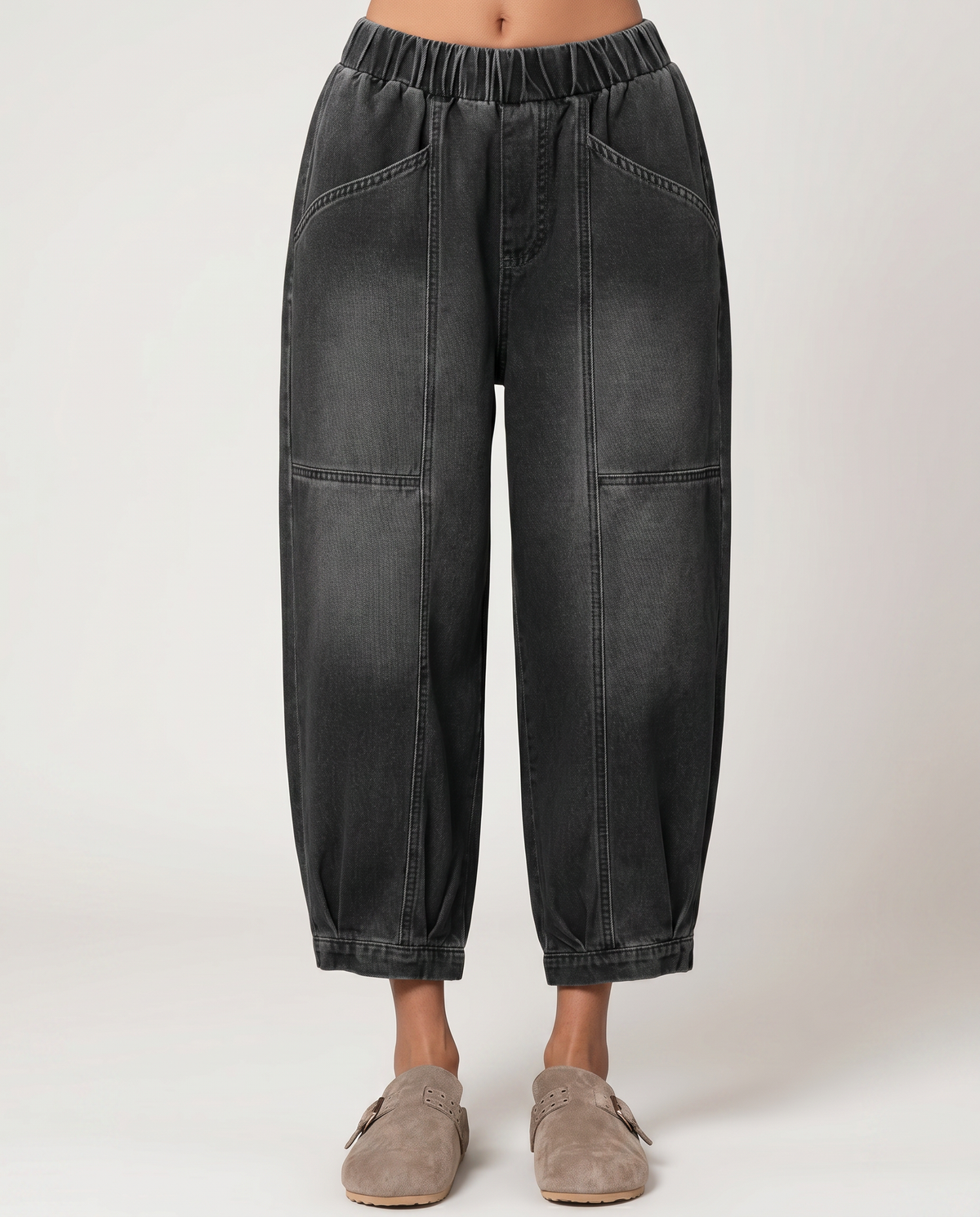 Bequeme schwarze Tapered Jeans mit elastischem Bund für Damen.