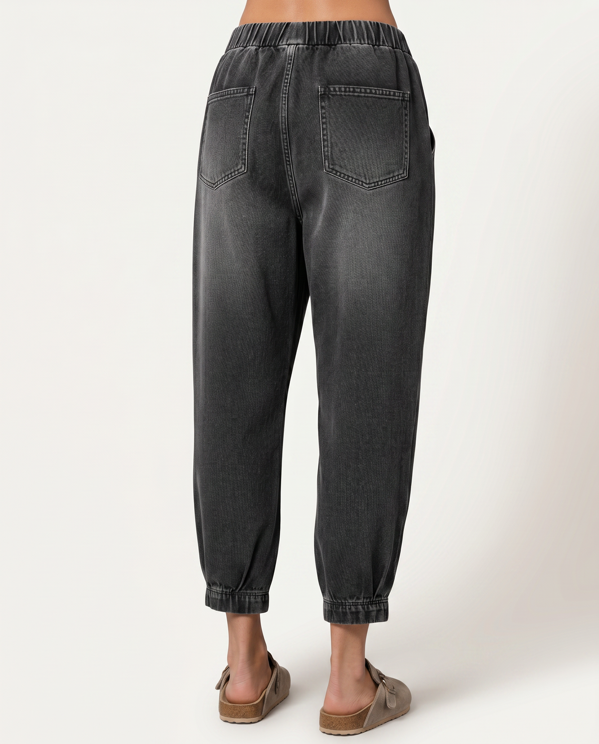 Bequeme schwarze Tapered Jeans mit elastischem Bund für Damen. 2
