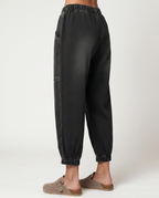 Bequeme schwarze Tapered Jeans mit elastischem Bund für Damen. 3