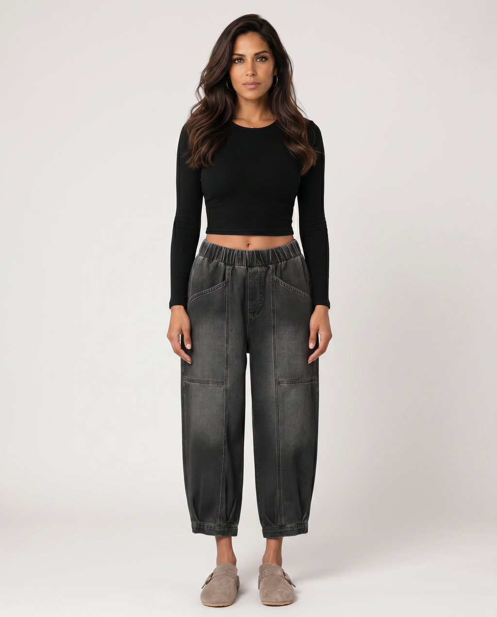Bequeme schwarze Tapered Jeans mit elastischem Bund für Damen. 4
