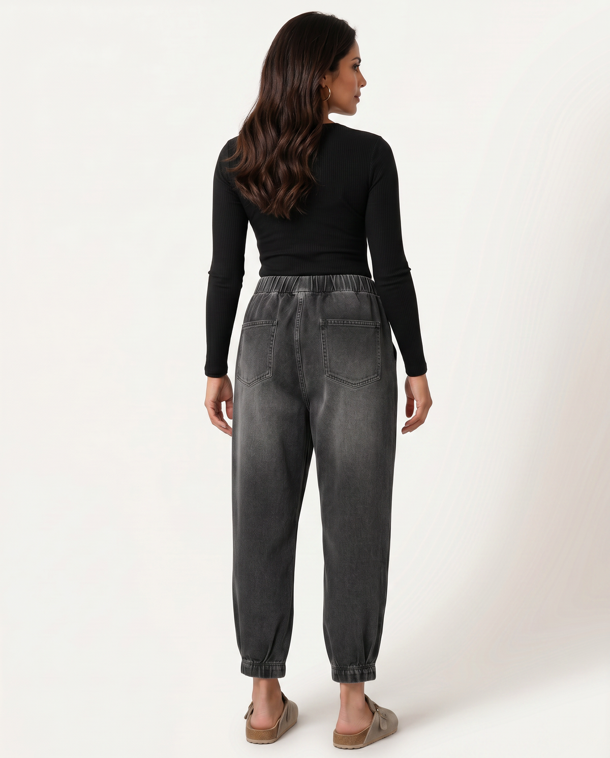 Bequeme schwarze Tapered Jeans mit elastischem Bund für Damen. 5