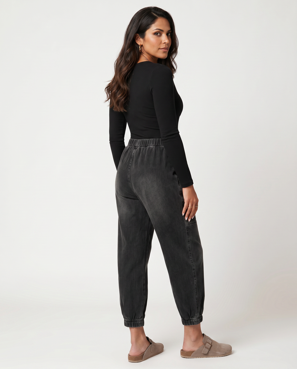 Bequeme schwarze Tapered Jeans mit elastischem Bund für Damen. 6
