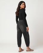 Bequeme schwarze Tapered Jeans mit elastischem Bund für Damen. 6